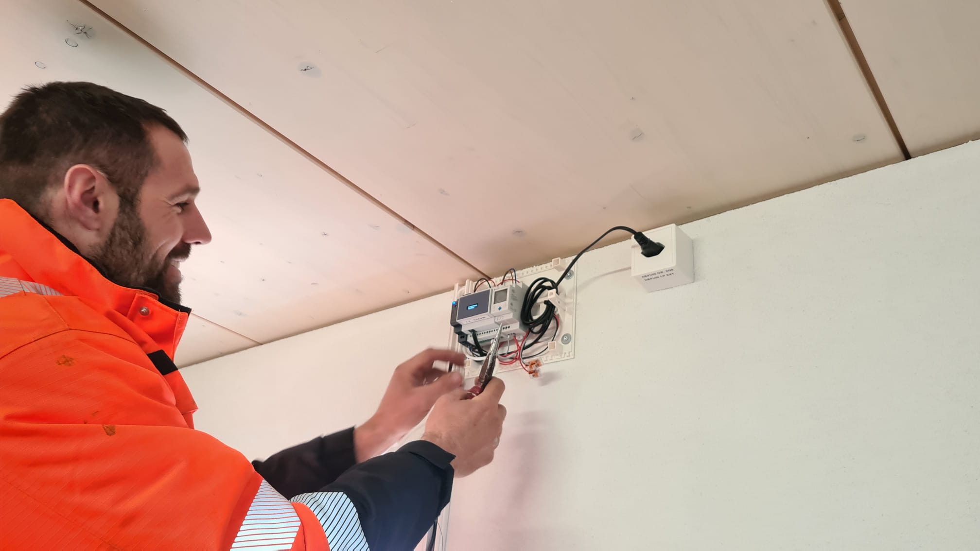 Technicien Cllia au travail lors de l'installation et configuration d'un système d'accès