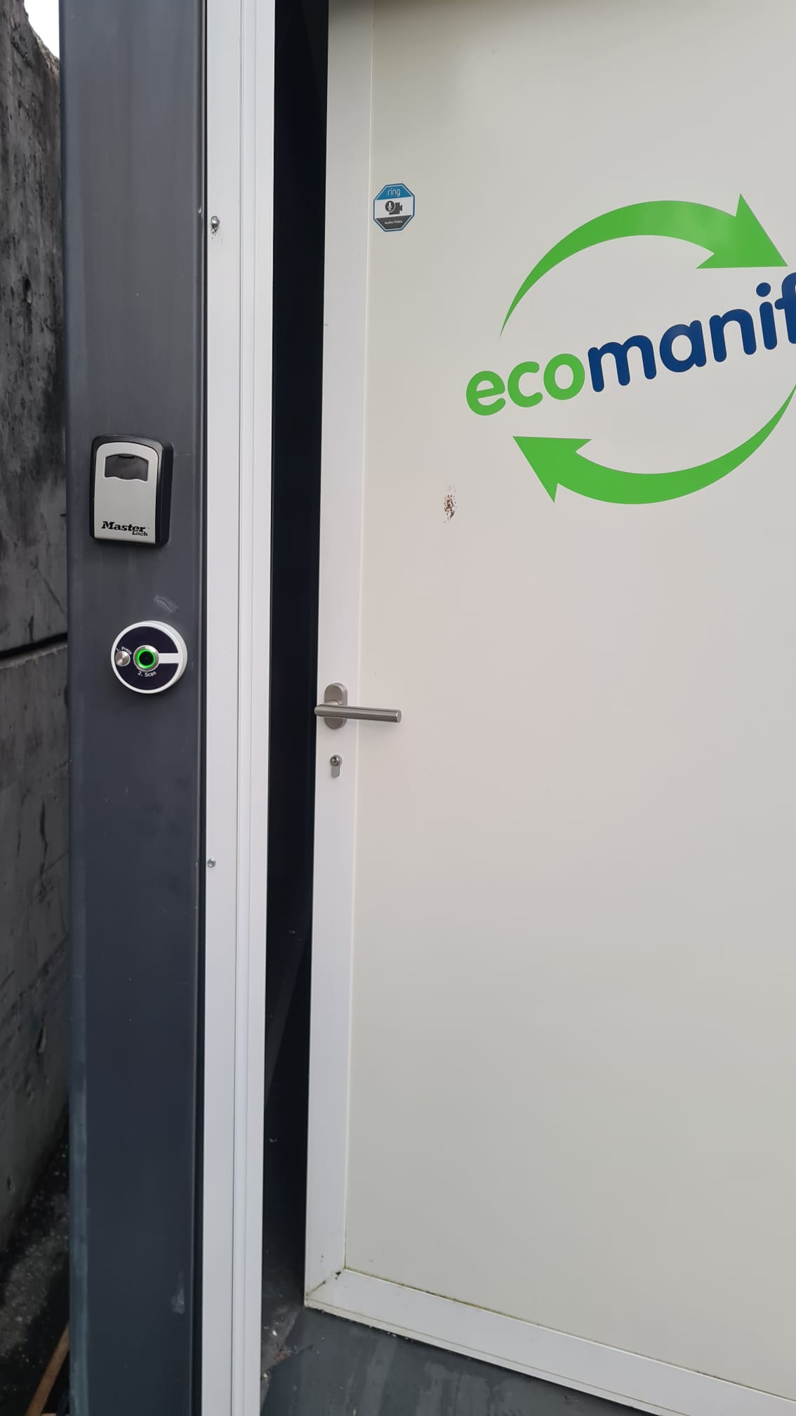 Tête de lecture QR Cllia installée sur container Ecomanif pour accès sécurisé